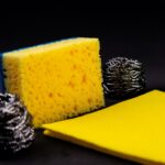 Σταμάτα να τρίβεις: Το σπιτικό καθαριστικό των 2 υλικών που εξαφανίζει τα άλατα σε 10 λεπτά