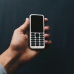 Αντίο smartphone: Η μεγάλη επιστροφή των dumb phones και του digital detox