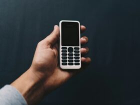 Αντίο smartphone: Η μεγάλη επιστροφή των dumb phones και του digital detox