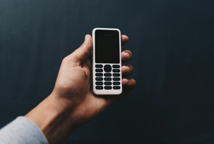 Αντίο smartphone: Η μεγάλη επιστροφή των dumb phones και του digital detox