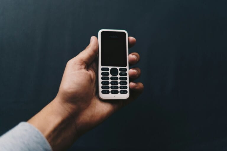 Αντίο smartphone: Η μεγάλη επιστροφή των dumb phones και του digital detox