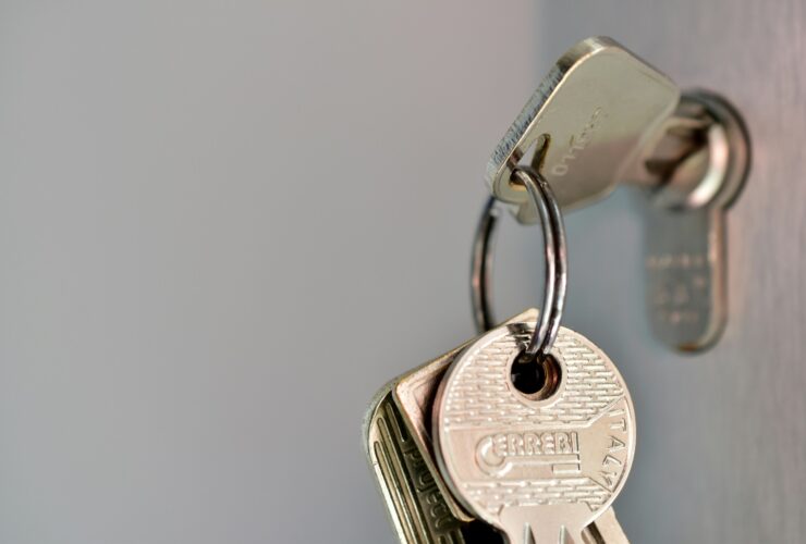 Είναι πιο βρώμικα απ' όσο νομίζετε: Πώς να καθαρίσετε σωστά τα κλειδιά σε 5 λεπτά