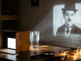 Φτιάξε σινεμά στο δωμάτιό σου: Κάνε το κινητό «προτζέκτορα» με ένα ποτήρι και αλουμινόχαρτο (DIY)