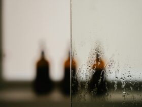 Βραδινό ντους: Τι «μαρτυρά» για τον χαρακτήρα σας & γιατί το συνιστούν οι ψυχολόγοι