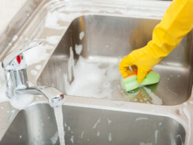 Πώς να εξαφανίσετε τα άλατα από τις βρύσες χωρίς ξύδι (Και χωρίς να χαλάσετε το Inox)