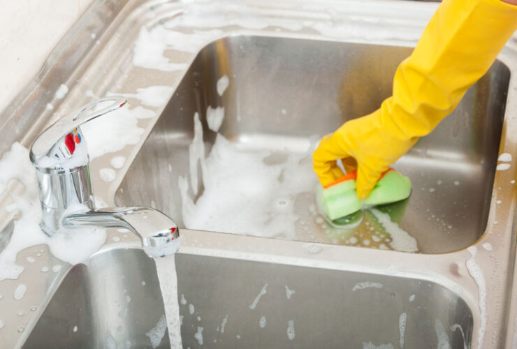 Πώς να εξαφανίσετε τα άλατα από τις βρύσες χωρίς ξύδι (Και χωρίς να χαλάσετε το Inox)