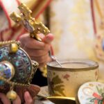 Πότε αγιάζει ο παπάς τα σπίτια 2026: Τι ισχύει για παραμονή & ανήμερα των Φώτων