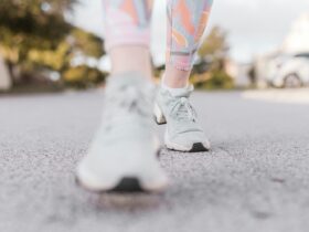 Περπάτημα αντί για γυμναστήριο: Ο «χρυσός κανόνας» των 30 λεπτών για να κάψετε λίπος