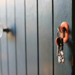 Η πόρτα τρίζει σαν σε ταινία τρόμου; Το υλικό της κουζίνας που θα τη «σωπάσει» για πάντα