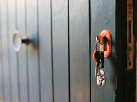 Η πόρτα τρίζει σαν σε ταινία τρόμου; Το υλικό της κουζίνας που θα τη «σωπάσει» για πάντα