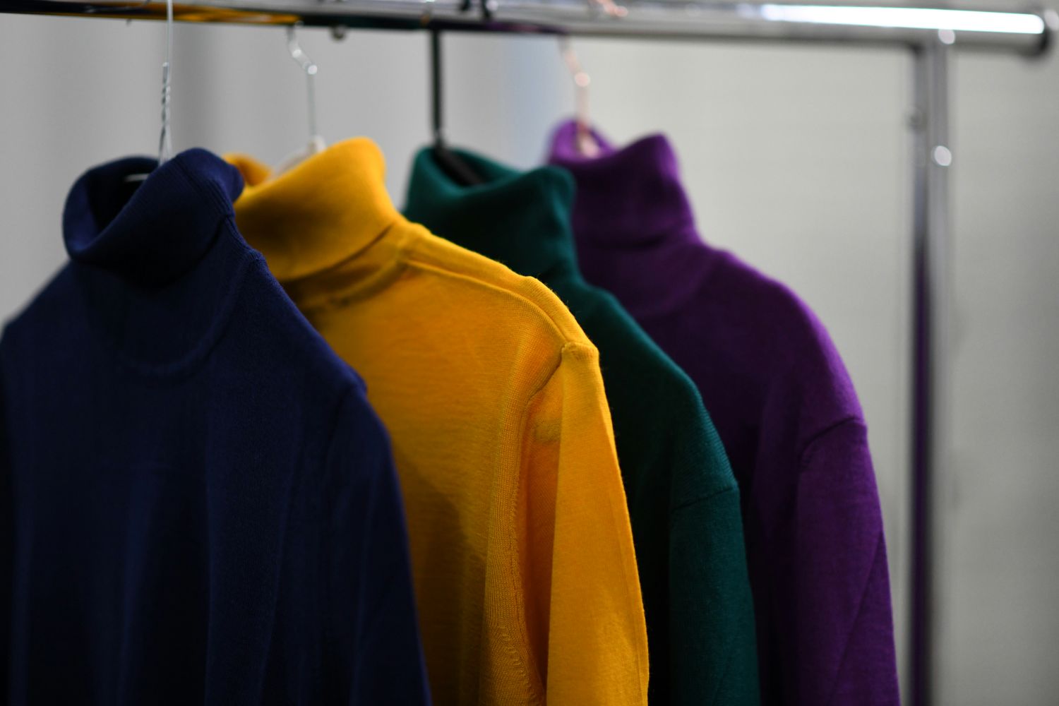 Πώς να πουλήσετε ρούχα online και να βγάλετε κέρδος από τη ντουλάπα σας