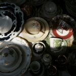 Προσοχή στα vintage σερβίτσια: Γιατί δεν πρέπει να τρώτε από τα πιάτα της «γιαγιάς»