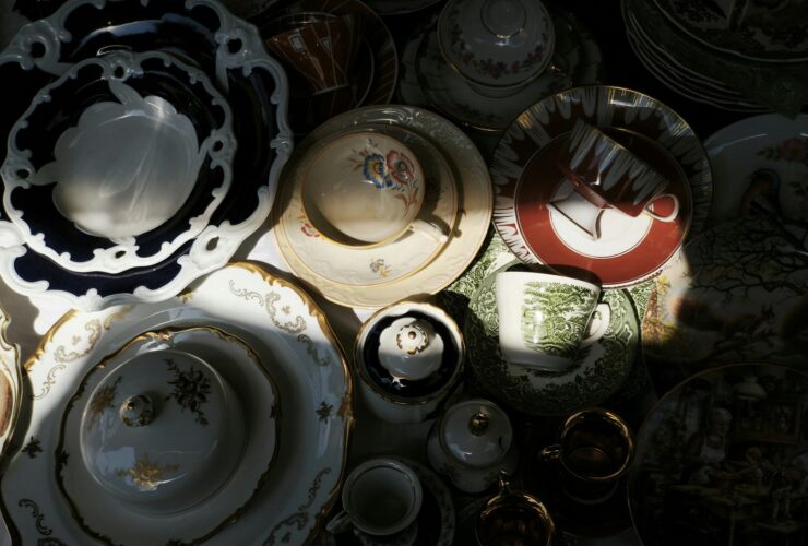 Προσοχή στα vintage σερβίτσια: Γιατί δεν πρέπει να τρώτε από τα πιάτα της «γιαγιάς»