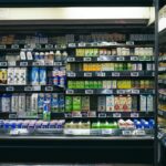 Το «κόλπο» στο σούπερ μάρκετ που πρέπει να σταματήσετε: Γιατί το να παίρνετε προϊόντα από το βάθος του ραφιού είναι λάθος