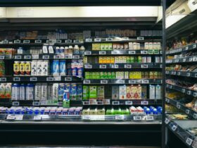 Το «κόλπο» στο σούπερ μάρκετ που πρέπει να σταματήσετε: Γιατί το να παίρνετε προϊόντα από το βάθος του ραφιού είναι λάθος