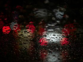 Πώς να οδηγήσετε σε καταρρακτώδη βροχή: 5 βήματα για να μη γλιστρήσετε