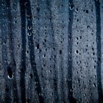 Υγρασία στα παράθυρα: Γιατί «ιδρώνουν» τα τζάμια & πώς να το σταματήσετε