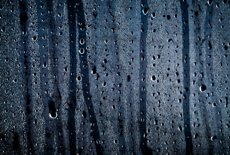 Υγρασία στα παράθυρα: Γιατί «ιδρώνουν» τα τζάμια & πώς να το σταματήσετε