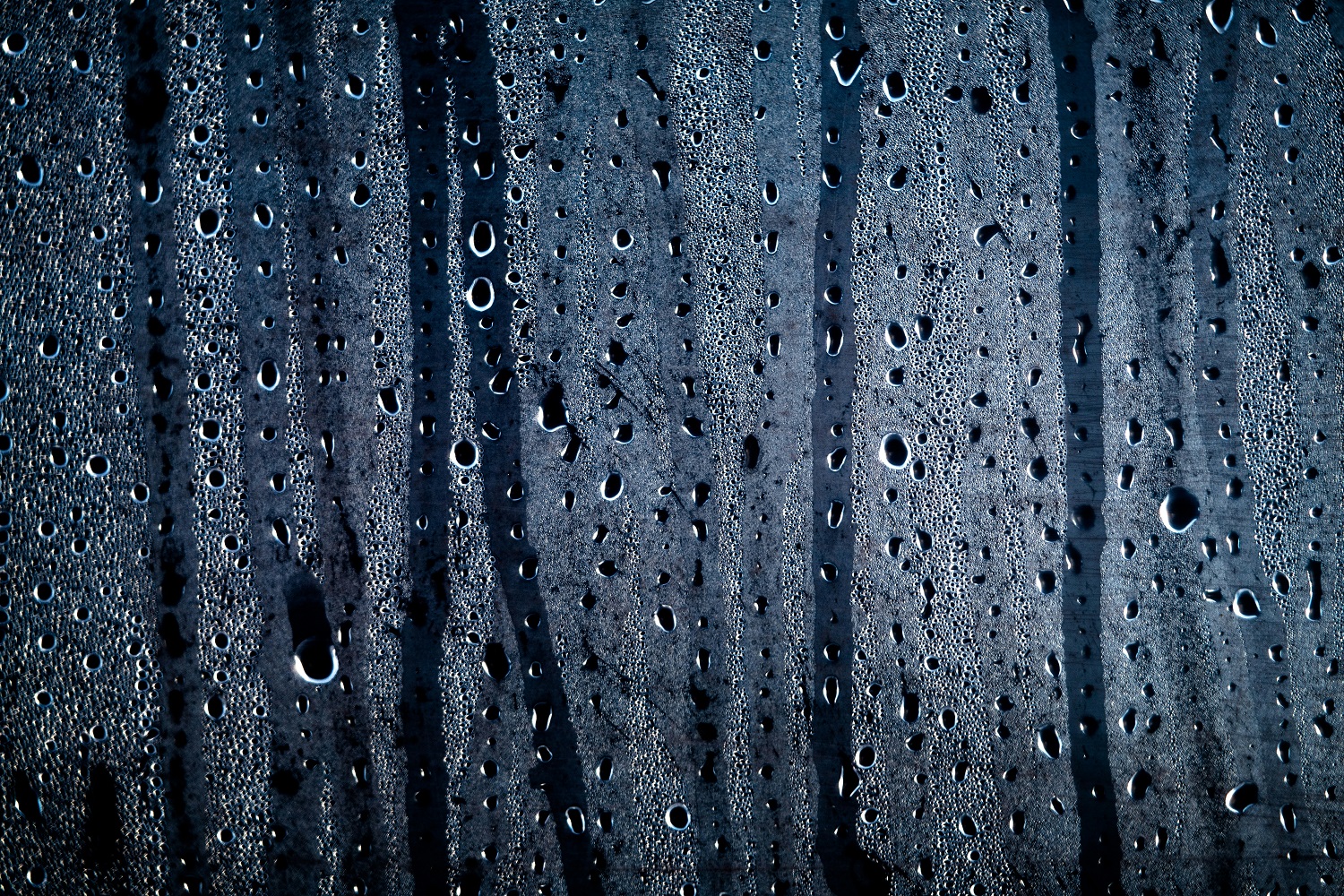 Υγρασία στα παράθυρα: Γιατί «ιδρώνουν» τα τζάμια & πώς να το σταματήσετε