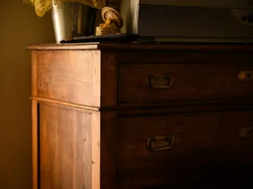 Πώς να αφαιρέσεις σημάδια από νερό σε ξύλινα έπιπλα: 4 δοκιμασμένοι τρόποι για να τα εξαφανίσεις σήμερα!