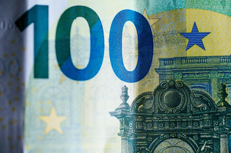 Μην αφήνεις τα χρήματα στην τράπεζα: 3 τρόποι να επενδύσεις έξυπνα το πρώτο σου κατοστάρικο