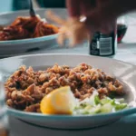 Τι τρώμε την Καθαρά Δευτέρα 2026: Τα παραδοσιακά εδέσματα και τα «μυστικά» του σαρακοστιανού τραπεζιού