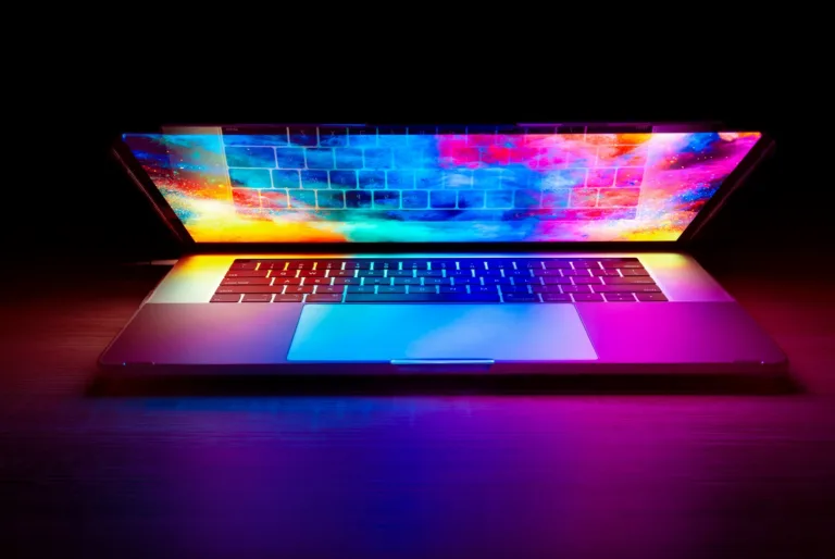 Οι συνήθειες που «σκοτώνουν» σιωπηλά το laptop σου (και κάνουμε σχεδόν όλοι)
