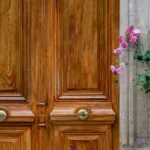 Ξύλινες πόρτες: Το «μαγικό» σπιτικό μείγμα για να λάμπουν σαν καινούργιες χωρίς φθορές