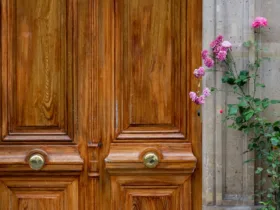 Ξύλινες πόρτες: Το «μαγικό» σπιτικό μείγμα για να λάμπουν σαν καινούργιες χωρίς φθορές