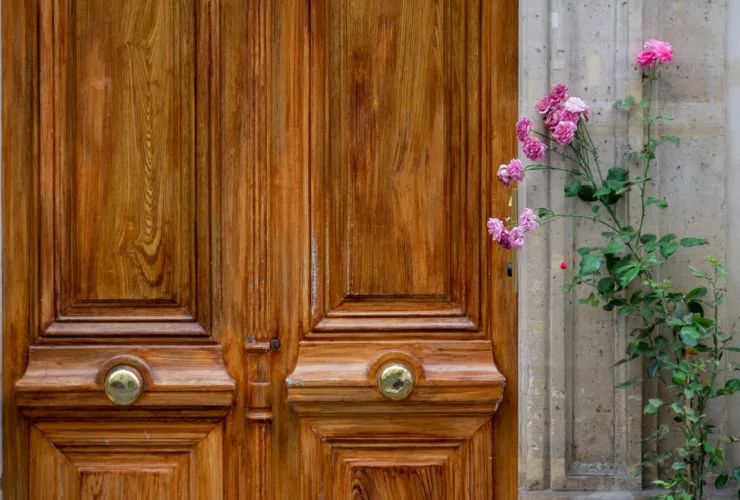 Ξύλινες πόρτες: Το «μαγικό» σπιτικό μείγμα για να λάμπουν σαν καινούργιες χωρίς φθορές