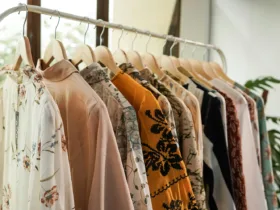 Πώς να πουλήσετε ρούχα online και να βγάλετε κέρδος από τη ντουλάπα σας