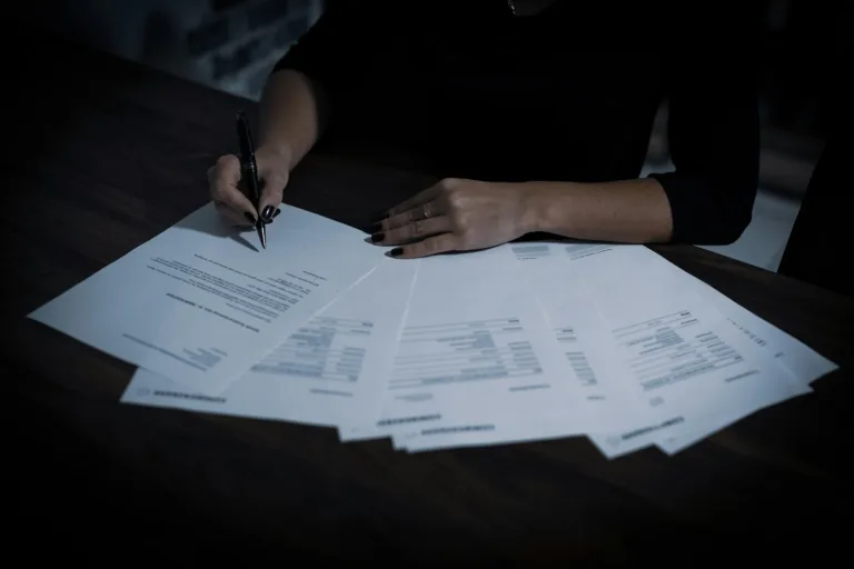 Πώς να διαβάζεις ένα συμβόλαιο χωρίς να είσαι δικηγόρος