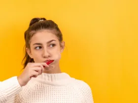 Γιατί κιτρινίζουν τα δόντια; Οι 6 καθημερινές συνήθειες που «κλέβουν» τη λάμψη από το χαμόγελό σας