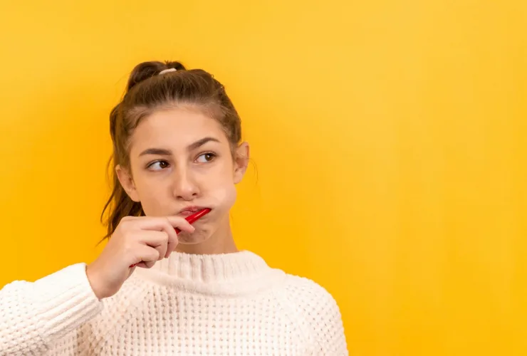 Γιατί κιτρινίζουν τα δόντια; Οι 6 καθημερινές συνήθειες που «κλέβουν» τη λάμψη από το χαμόγελό σας