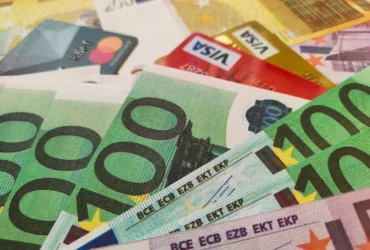 Επιδόματα ΟΠΕΚΑ: Πότε θα μπουν τα χρήματα στα ΑΤΜ για τον Μάρτιο