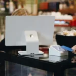 Πάσχα 2026: Πότε αρχίζει το εορταστικό ωράριο – Η Κυριακή με ανοιχτά τα καταστήματα