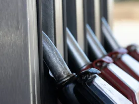 Καύσιμα: Γιατί οι τιμές σε βενζίνη και diesel ανεβαίνουν αμέσως, αλλά δεν πέφτουν με τίποτα;