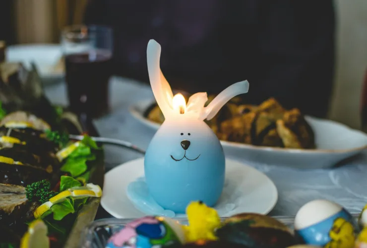 Πάσχα 2026: Τι παίρνει ο νονός στο βαφτιστήρι