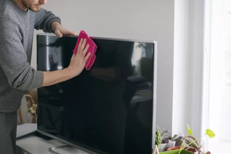 Πώς να καθαρίσετε σωστά την TV: Το κόλπο με το φίλτρο καφέ