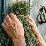 Γιατί οι παλιοί κρεμούσαν ένα ματσάκι δεντρολίβανο στην πόρτα τον Μάιο