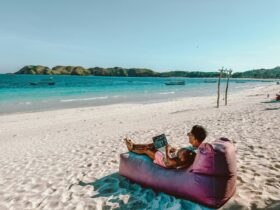 Digital nomads στην Ελλάδα: Γιατί όλο και περισσότεροι επιλέγουν να ζουν και να εργάζονται από τα ελληνικά νησιά