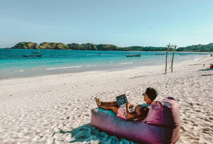 Digital nomads στην Ελλάδα: Γιατί όλο και περισσότεροι επιλέγουν να ζουν και να εργάζονται από τα ελληνικά νησιά