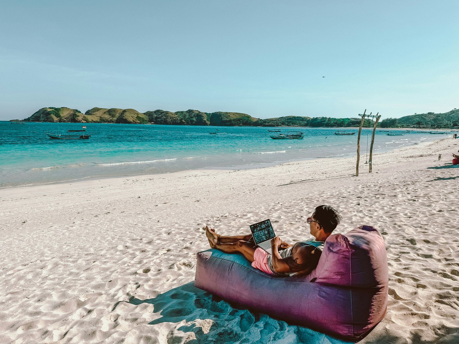 Digital nomads στην Ελλάδα: Γιατί όλο και περισσότεροι επιλέγουν να ζουν και να εργάζονται από τα ελληνικά νησιά