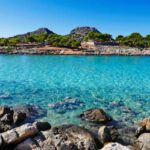 Χωρίς κύμα, με νερά σαν πισίνα: Το εξωτικό ιδιωτικό νησάκι μια ώρα από την Αθήνα
