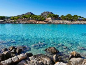 Χωρίς κύμα, με νερά σαν πισίνα: Το εξωτικό ιδιωτικό νησάκι μια ώρα από την Αθήνα