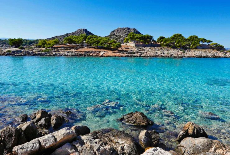 Χωρίς κύμα, με νερά σαν πισίνα: Το εξωτικό ιδιωτικό νησάκι μια ώρα από την Αθήνα