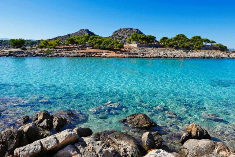 Χωρίς κύμα, με νερά σαν πισίνα: Το εξωτικό ιδιωτικό νησάκι μια ώρα από την Αθήνα