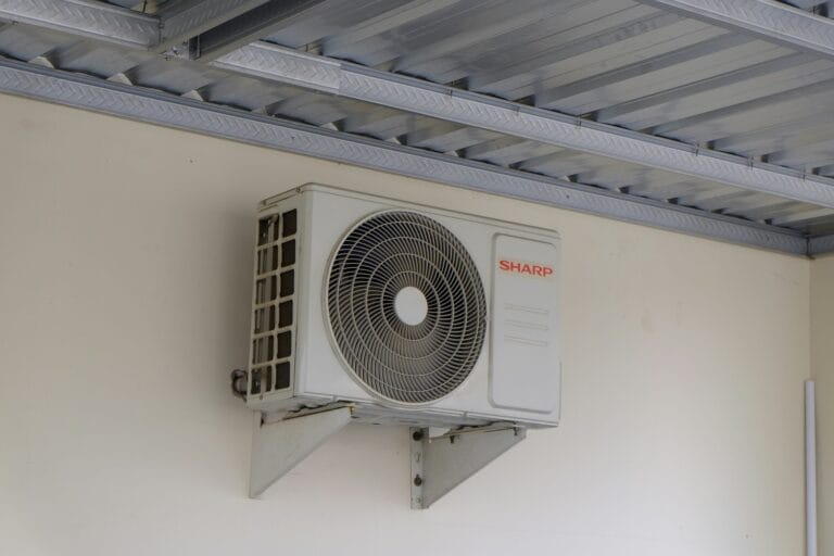 Πόσο ρεύμα καίει πραγματικά το κλιματιστικό; Το έξυπνο κόλπο για να «παγώσετε» τις χρεώσεις