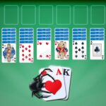 Παιχνίδι πασιέντζας Spider Solitaire σε πράσινο τραπέζι με τραπουλόχαρτα …