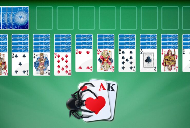 Παιχνίδι πασιέντζας Spider Solitaire σε πράσινο τραπέζι με τραπουλόχαρτα …